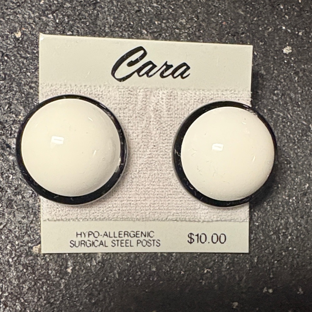 Cara 90s White and Black Stud Earrings